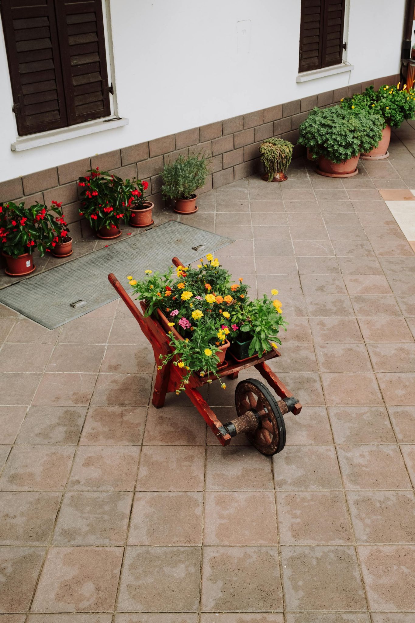 Lauko terasa su keramikinėmis plytelėmis ir moderniu dizainu