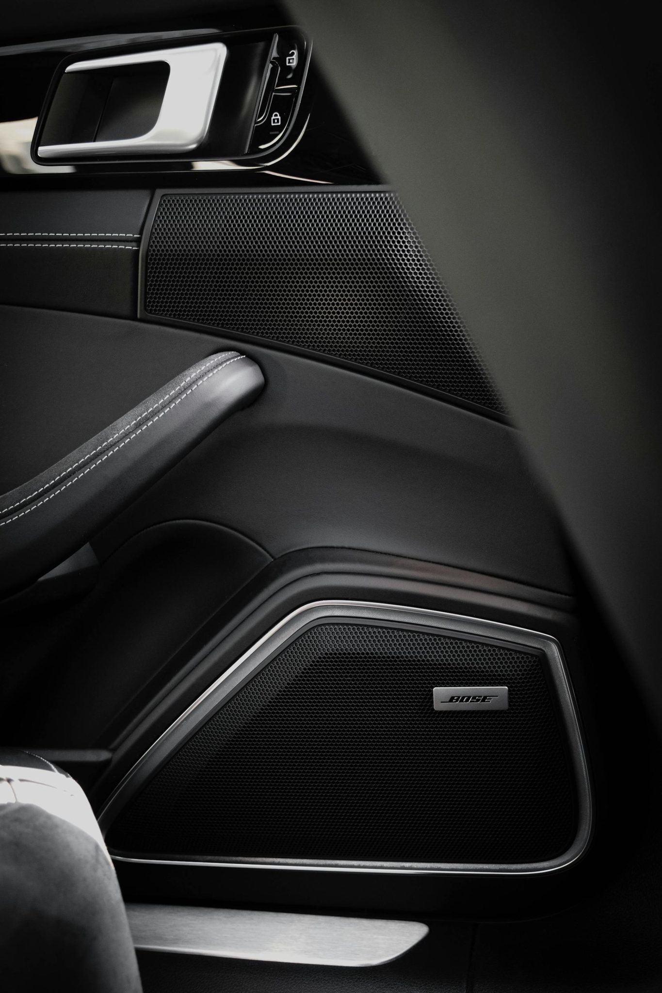 Premium klasės automobilio salonas su kokybiška garso sistema ir moderniais auto garsiakalbiais